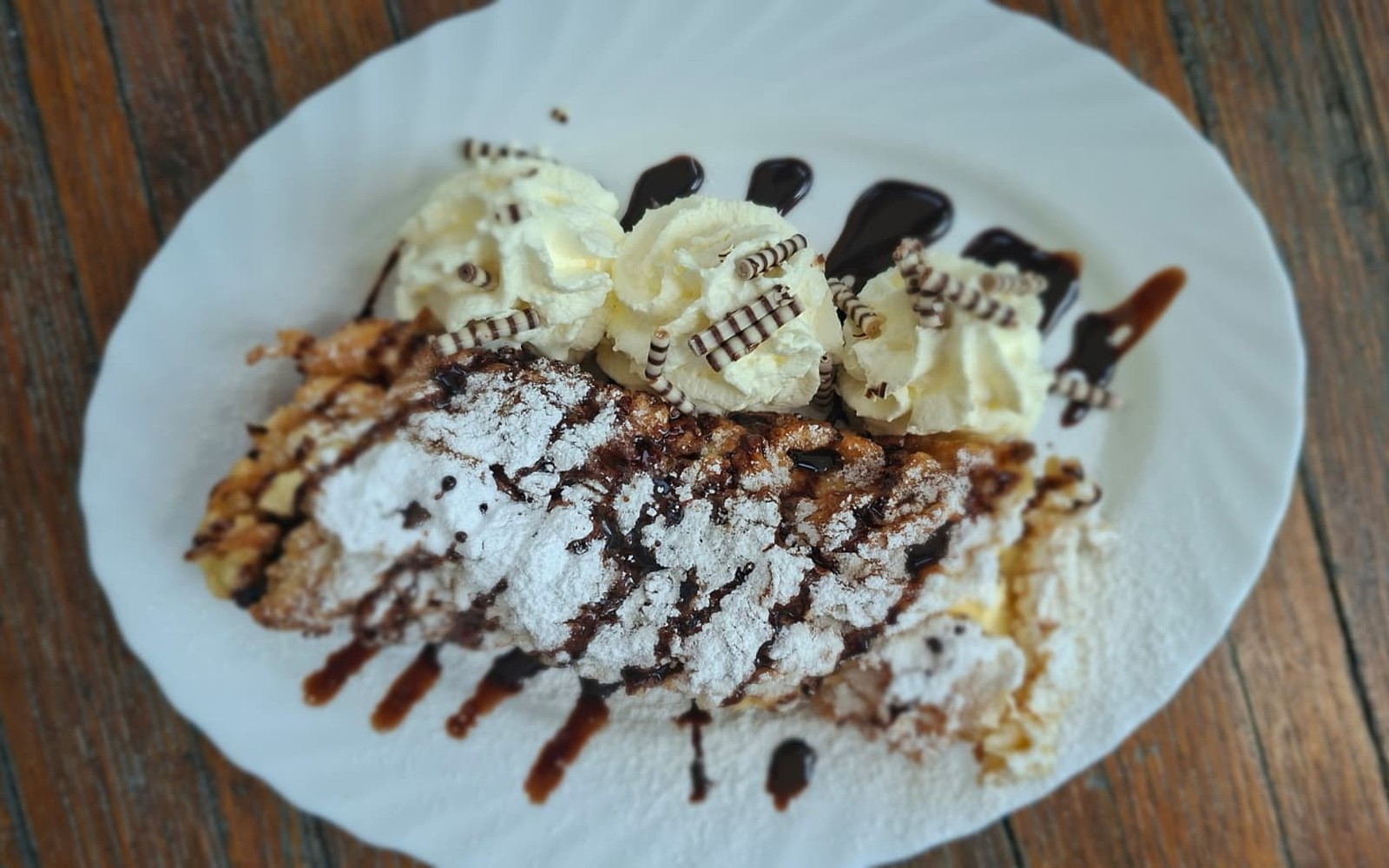 Palatschinken mit Schlagobers und Schokosauce